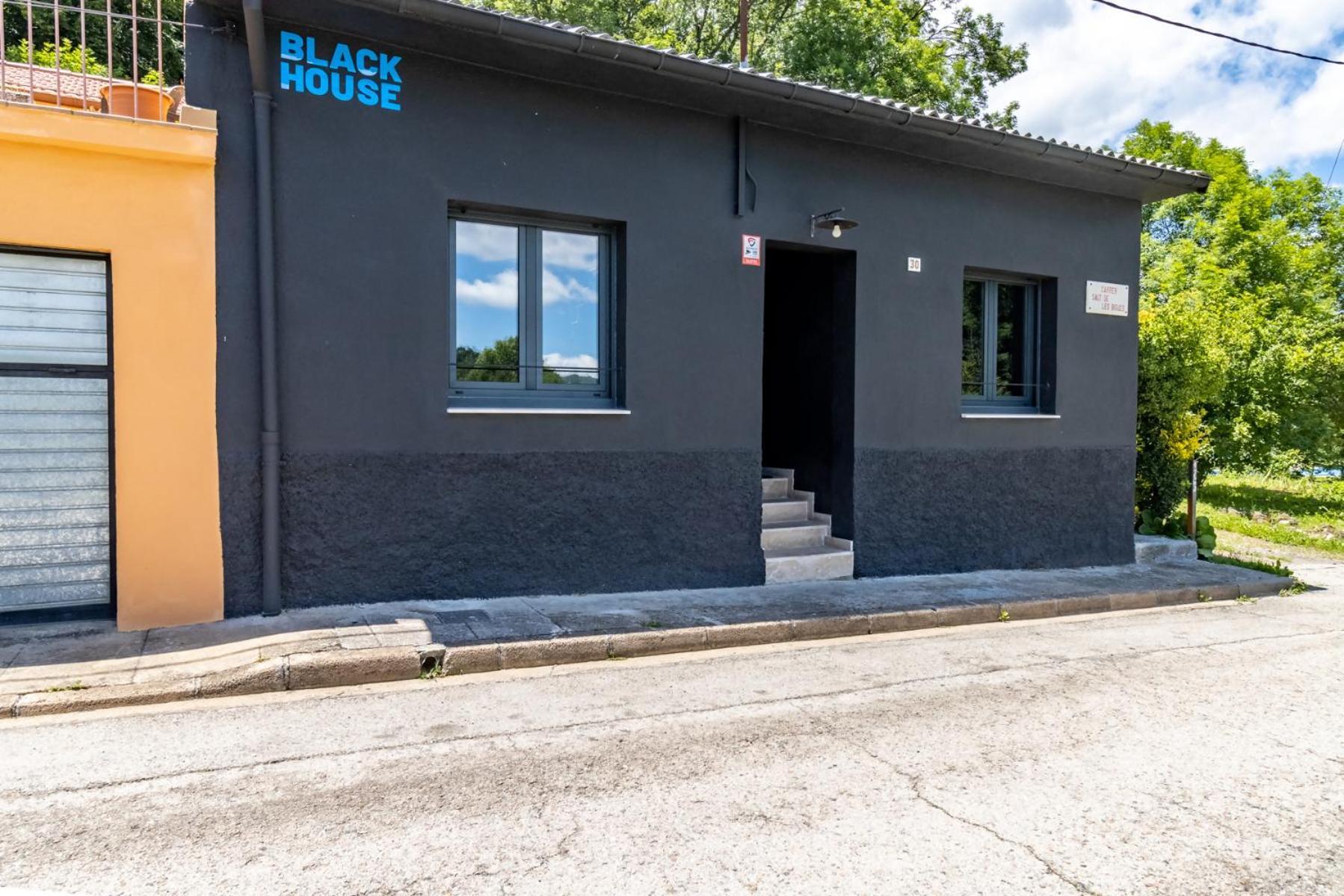Black House Sorprendente Casa Estilo Industrial Olot Bagian luar foto