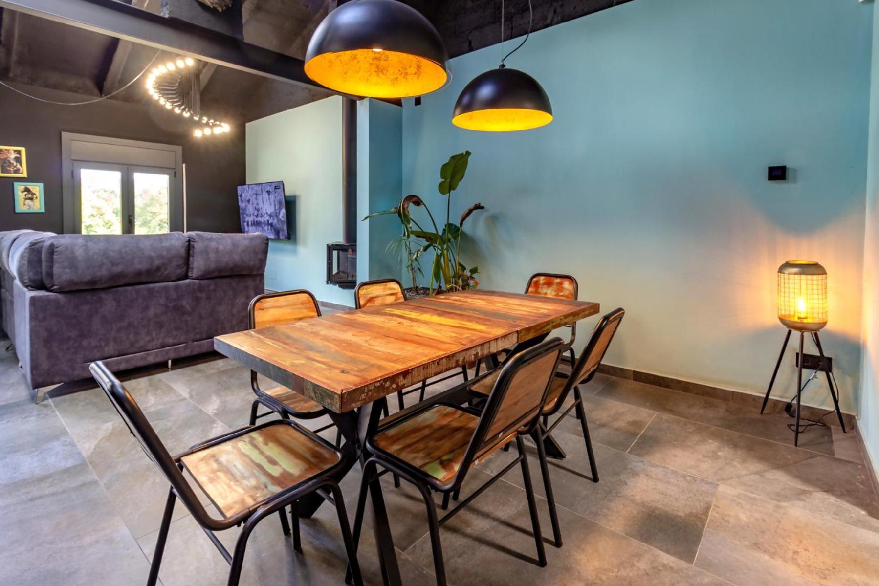 Black House Sorprendente Casa Estilo Industrial Olot Bagian luar foto