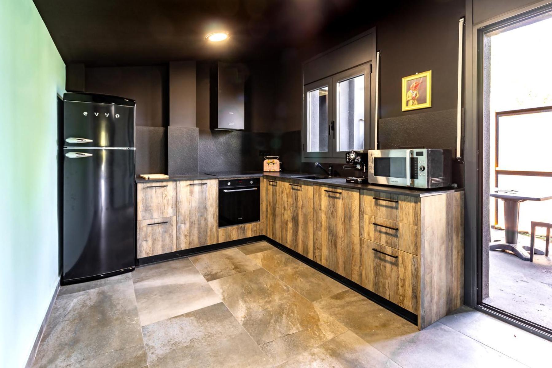 Black House Sorprendente Casa Estilo Industrial Olot Bagian luar foto