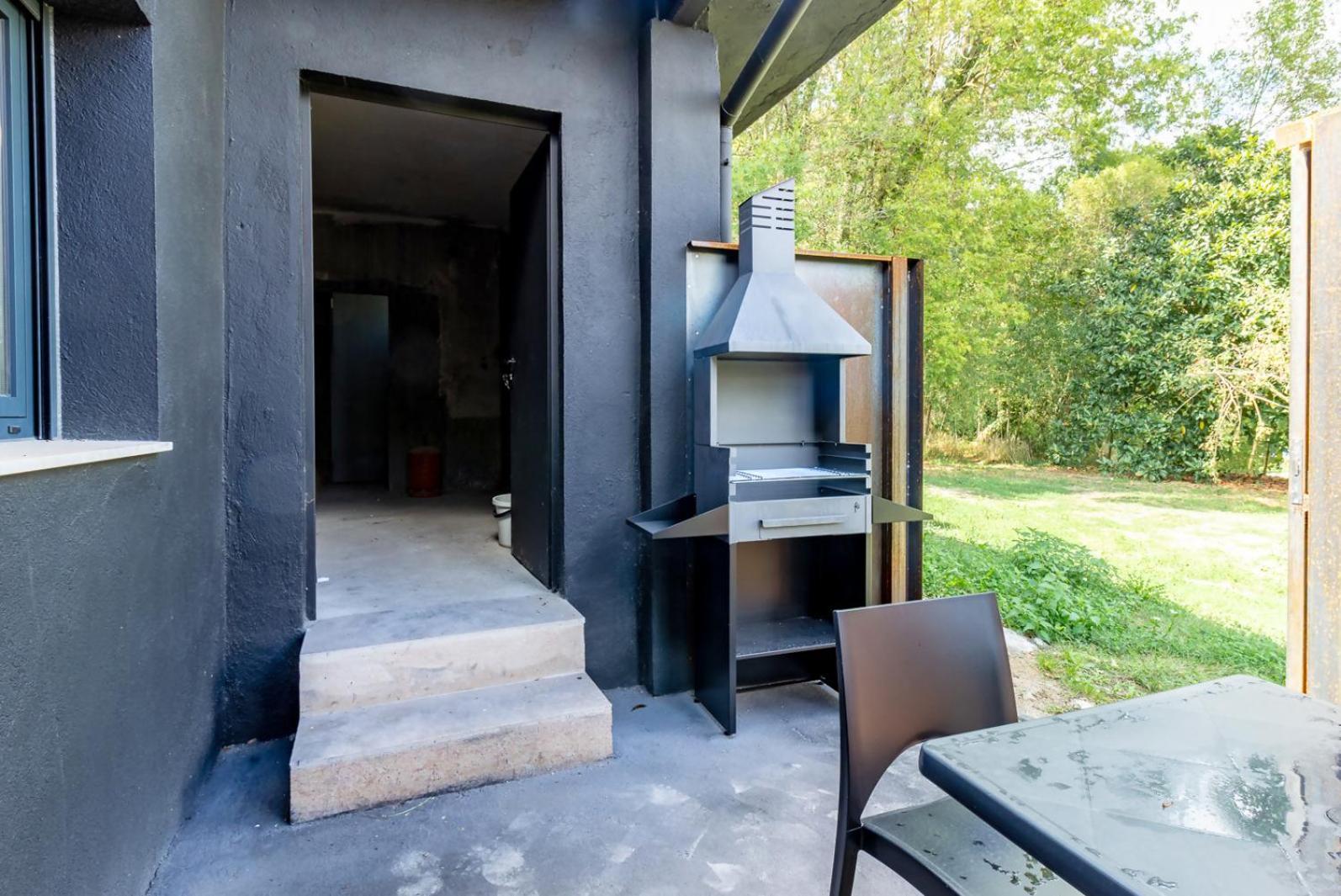 Black House Sorprendente Casa Estilo Industrial Olot Bagian luar foto