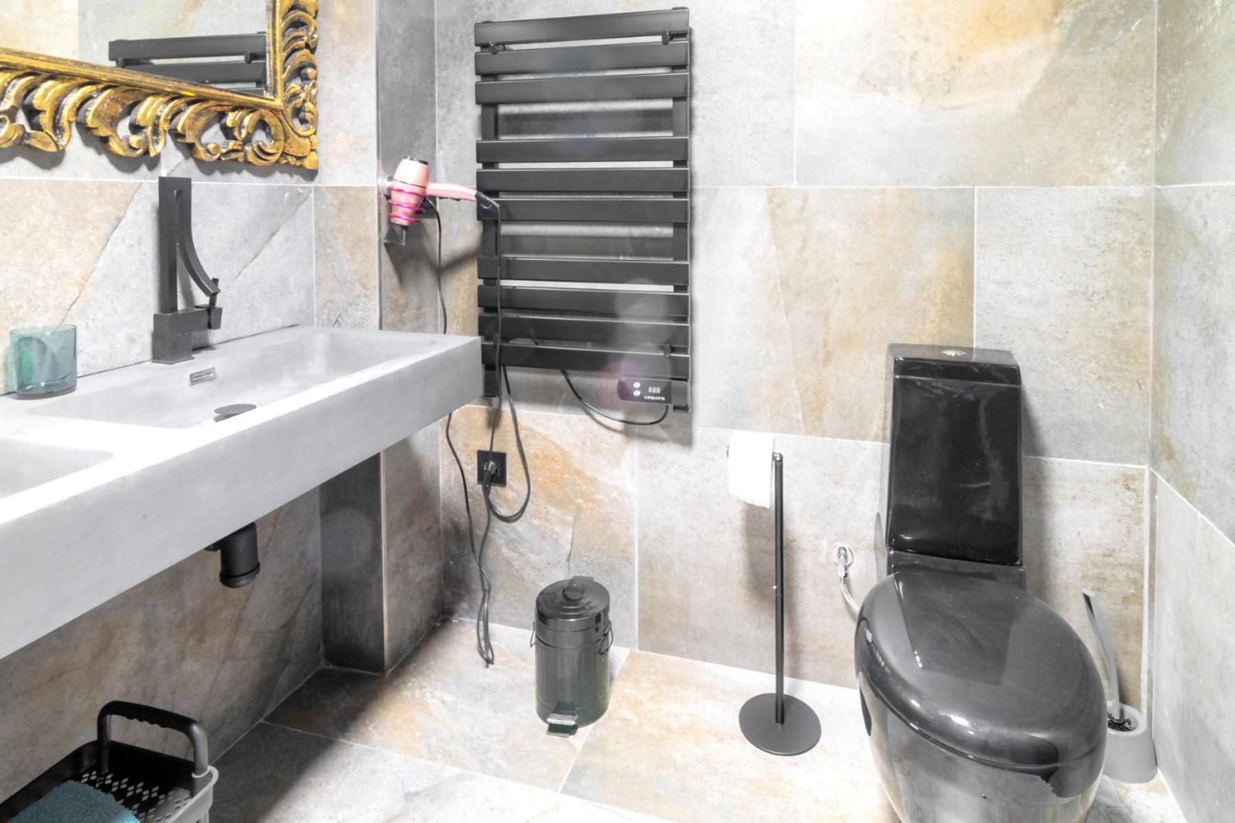 Black House Sorprendente Casa Estilo Industrial Olot Bagian luar foto