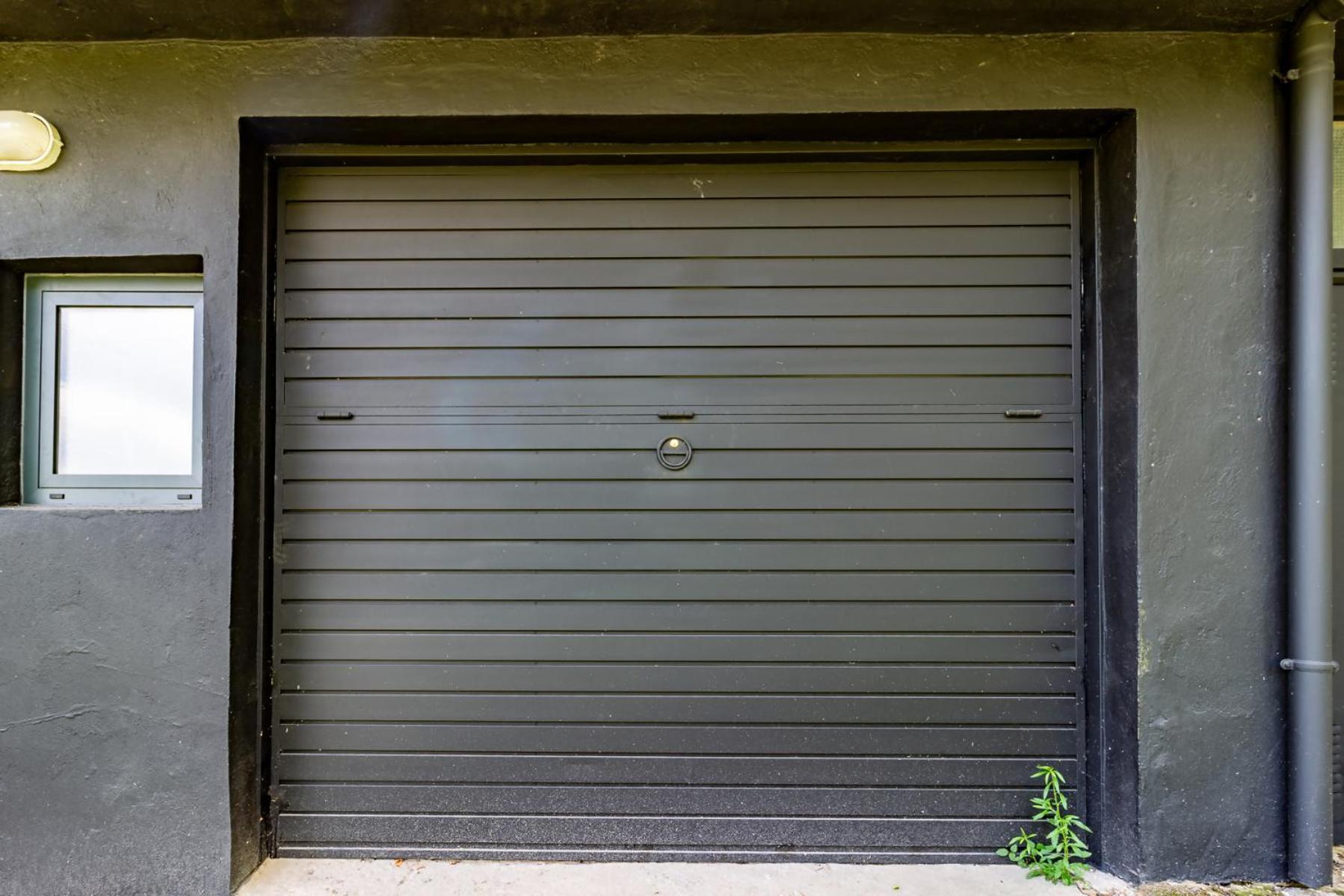 Black House Sorprendente Casa Estilo Industrial Olot Bagian luar foto