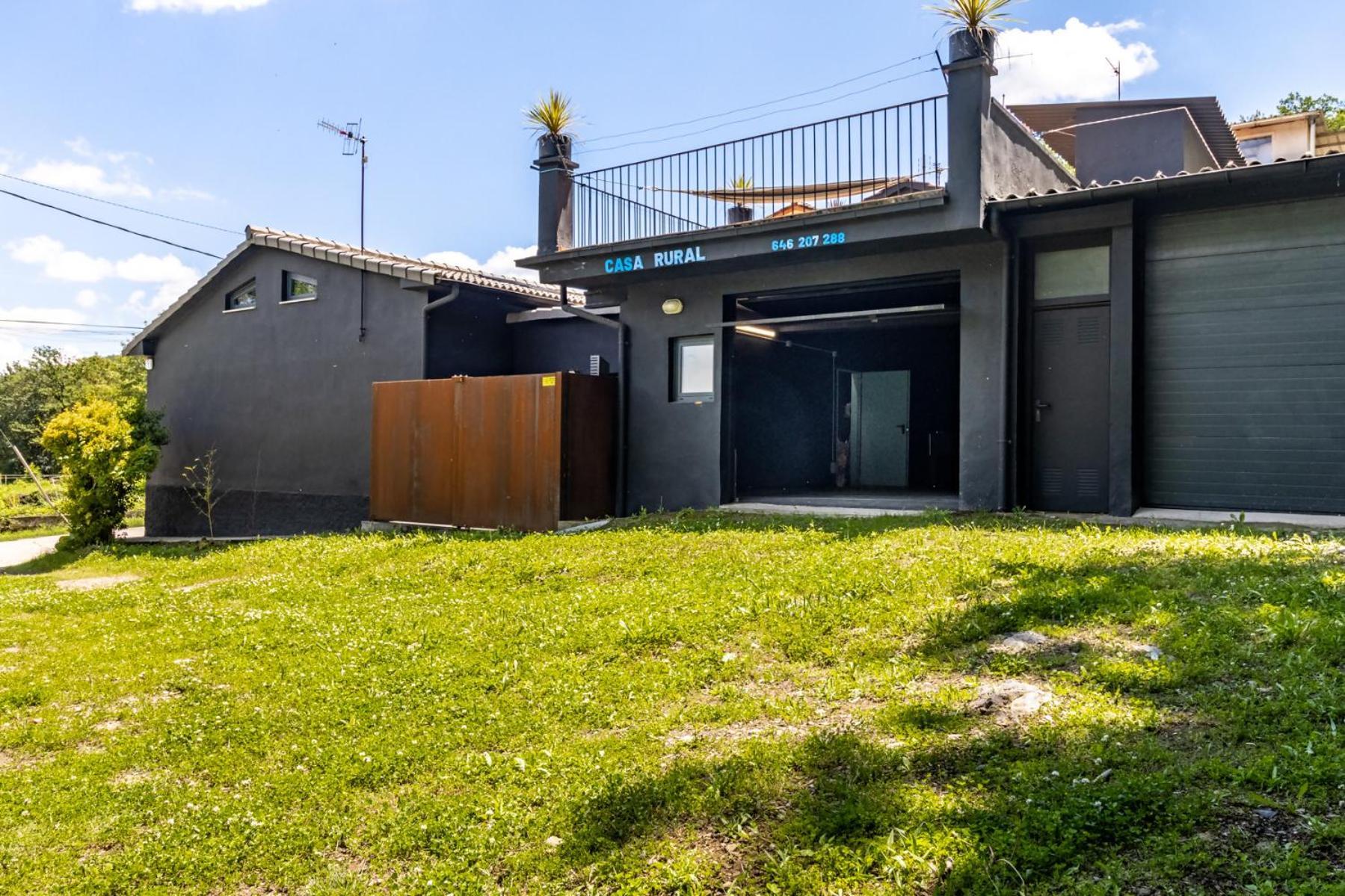 Black House Sorprendente Casa Estilo Industrial Olot Bagian luar foto
