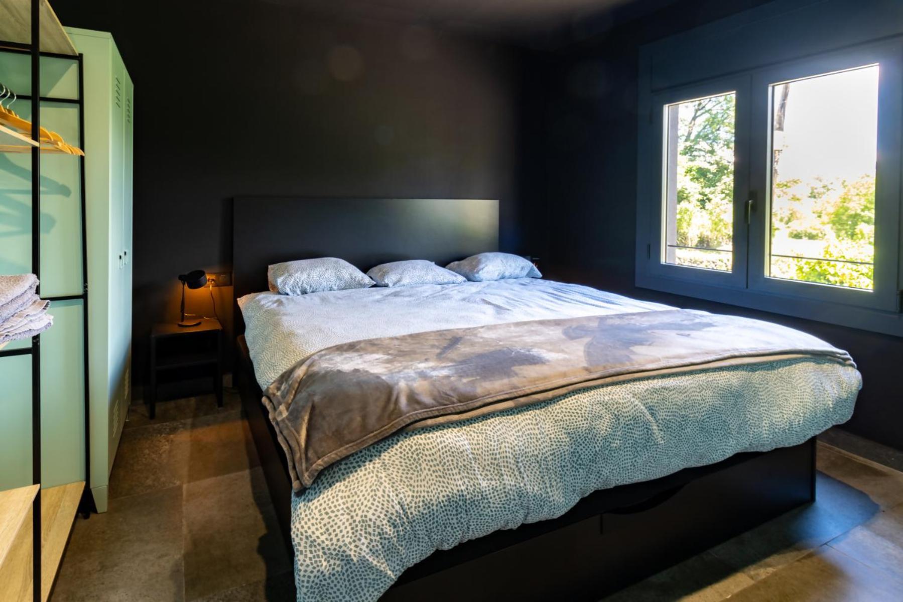 Black House Sorprendente Casa Estilo Industrial Olot Bagian luar foto