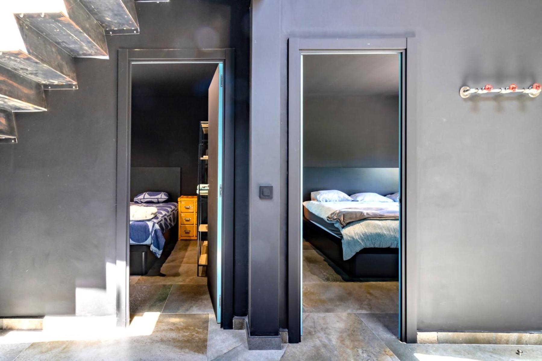 Black House Sorprendente Casa Estilo Industrial Olot Bagian luar foto
