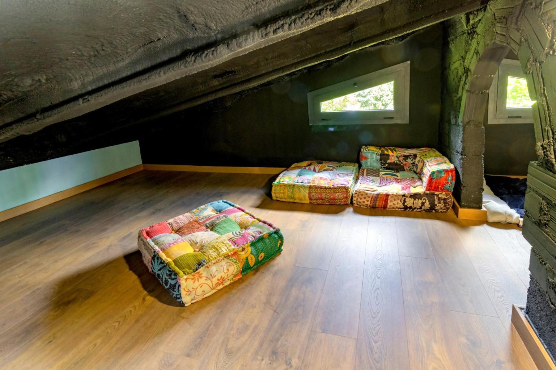 Black House Sorprendente Casa Estilo Industrial Olot Bagian luar foto