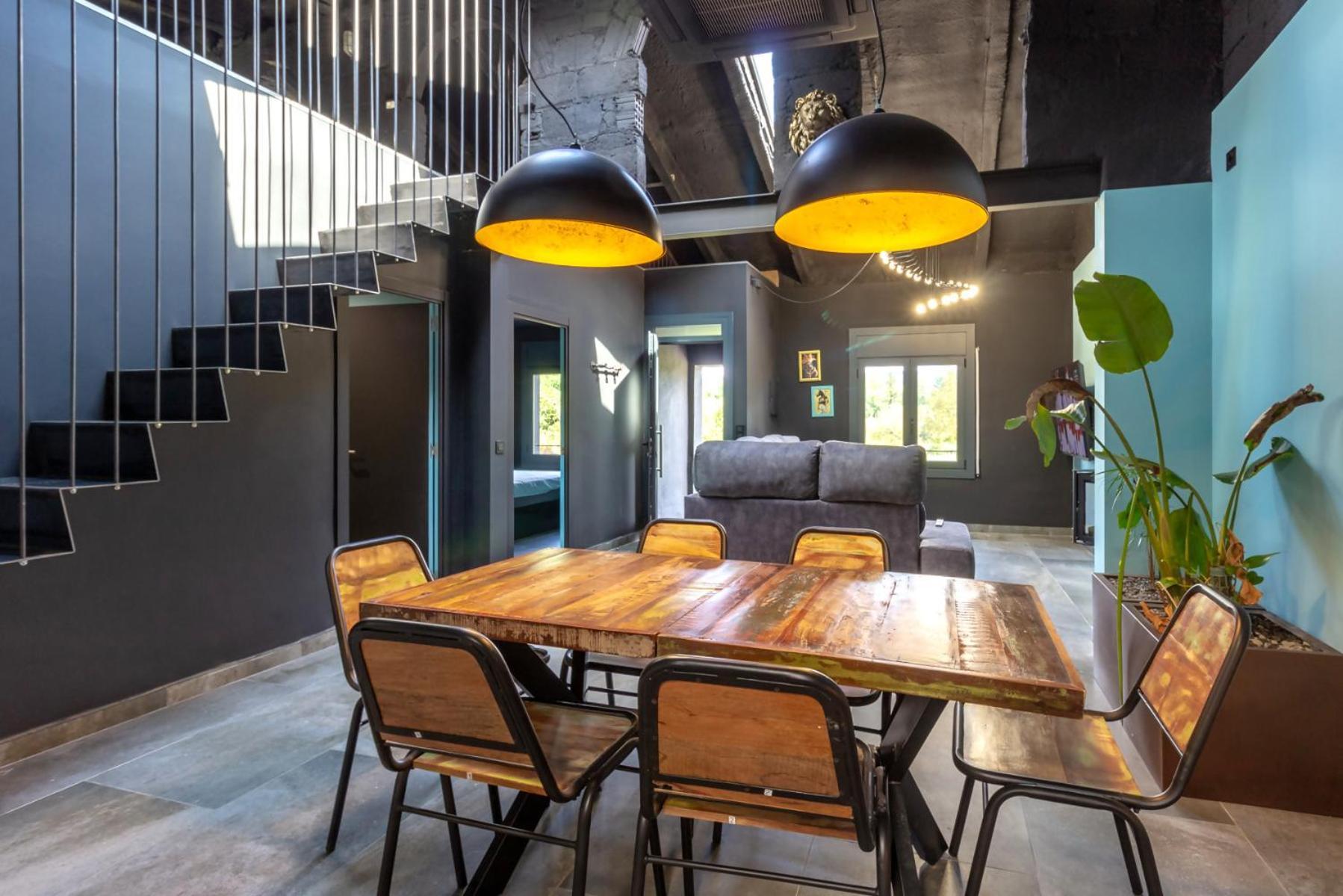 Black House Sorprendente Casa Estilo Industrial Olot Bagian luar foto