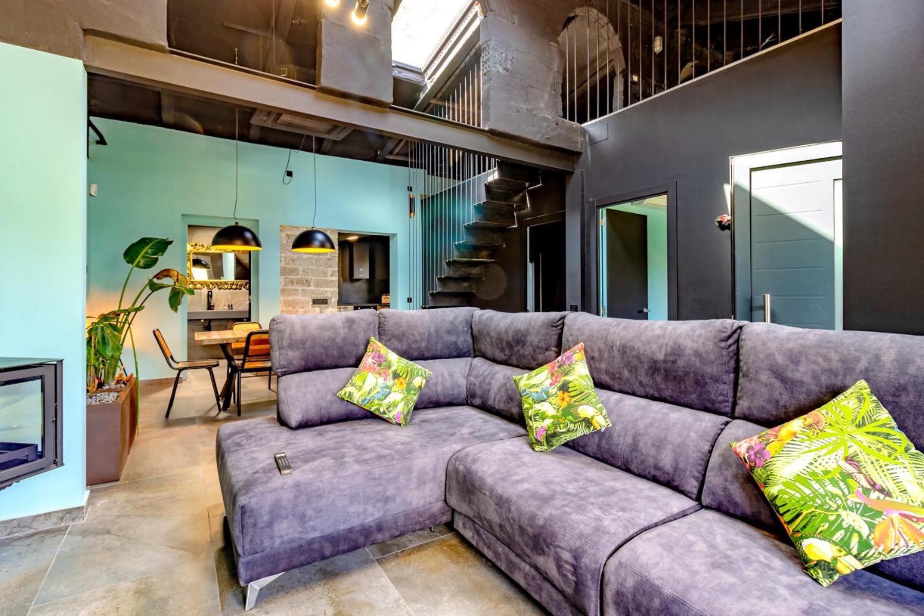 Black House Sorprendente Casa Estilo Industrial Olot Bagian luar foto
