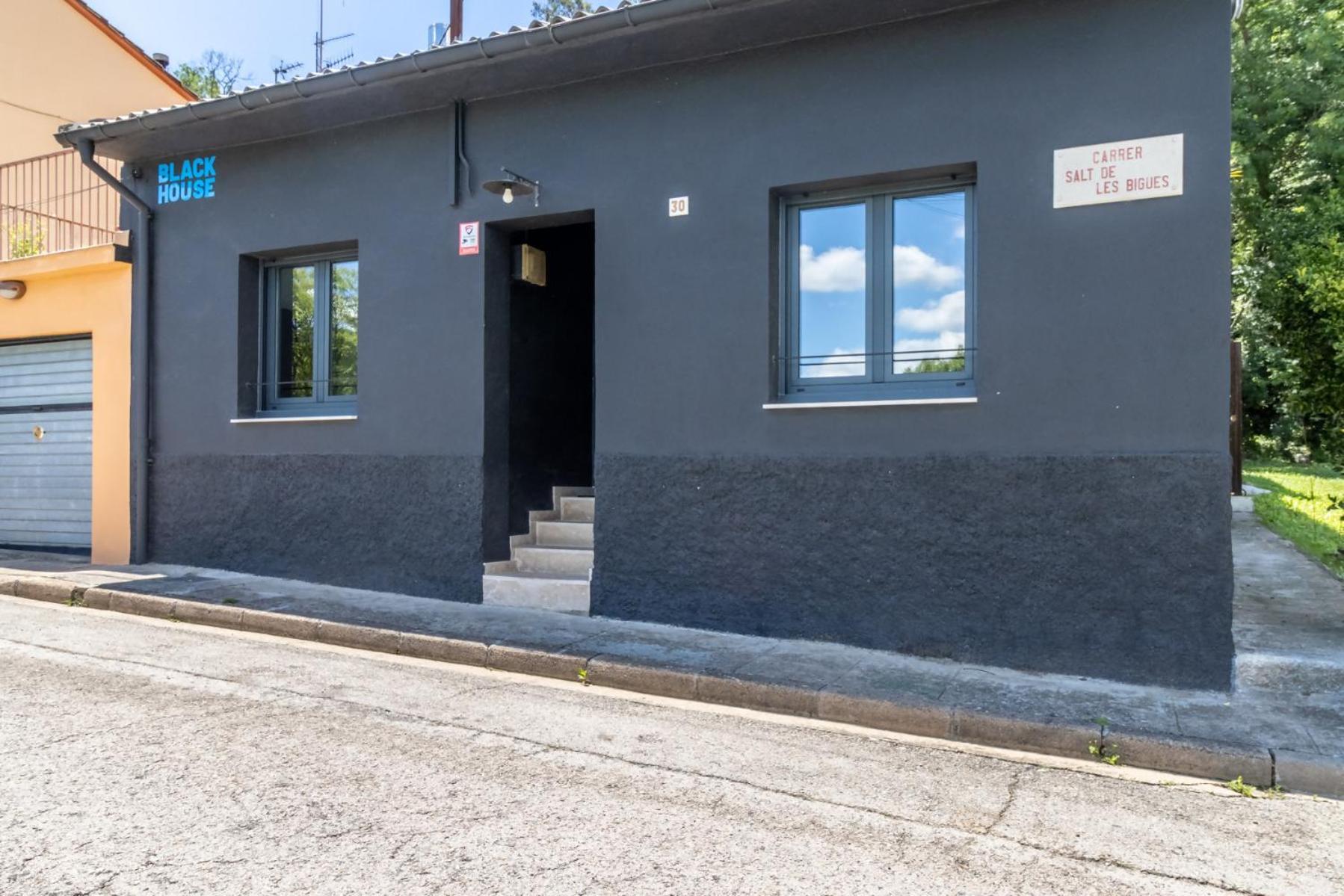 Black House Sorprendente Casa Estilo Industrial Olot Bagian luar foto